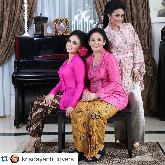 6 Potret Kompak Krisdayanti dan Yuni Shara Pakai Kebaya, Bak Saudara Kembar