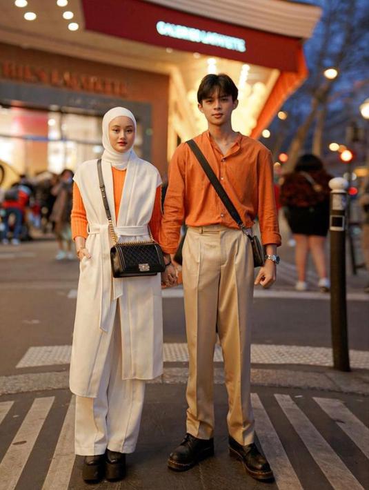 Kala berlibur ke luar negeri, Dinda & Rey tampil eye catching dengan outfit nuansa oranye. (Instagram/rey_mbayang).