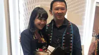 Basuki Tjahaja Purnama alias Ahok bersama istrinya, Puput Nastiti Devi, menghadiri fashion show Dekranasda NTT di Jakarta Fashion Week (JFW) 2023, 28 Oktober 2022. (Liputan6.com/Asnida Riani)