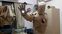 Kai-Xiang Xhong berhasil menciptakan kostum Iron Man hanya dengan menggunakan kardus. (Foto: Viralnova.com)