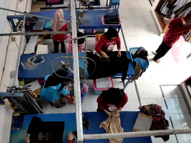 Aktivitas pekerja di Bogor Laundry, Sukasari, Bogor, Jawa Barat, Minggu (6/10/2019). Jasa laundry yang memiliki kapasitas produksi 800 Kg pakaian per hari tersebut memanfaatkan energi gas bumi Perusahaan Gas Negara (PGN) untuk kegiatan operasionalnya. (merdeka.com/Arie Basuki)