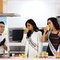 Miss Universe 2021, Harnaaz Sandhu, dan Puteri Indonesia 2022, Laksmi Shari De Neefe Suardana membagikan inspirasi resep masakan sehat ala Mustika Ratu bersama Tupperware.