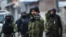 Tentara India tiba dalam operasi kontra-pemberontakan di pinggiran Srinagar, Kashmir, India, 3 Januari 2022. Menurut polisi, seorang pemberontak utama dan rekannya tewas dalam operasi tersebut. (AP Photo/Mukhtar Khan)