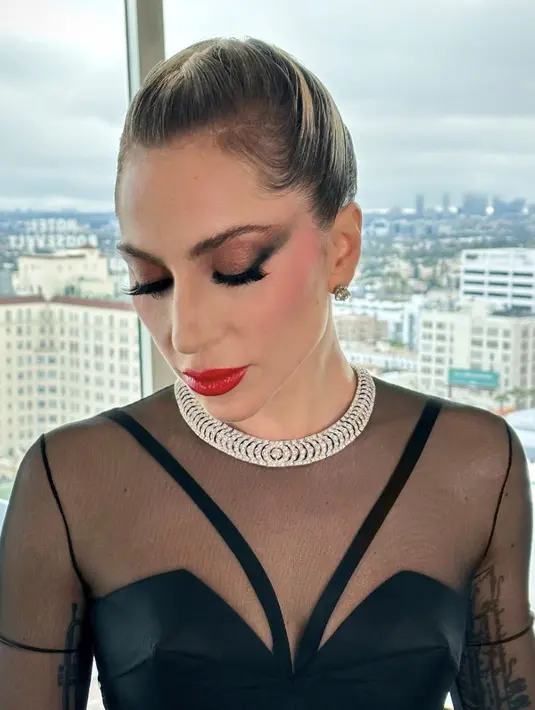 <p>Gaun penuh pernyataan tersebut menampilkan korset bertulang transparan dengan rok A-line satin berpinggang rendah. Gaun tersebut memiliki aksen sabuk emas yang halus dengan menampilkan lambang ikonis merek tersebut. (Foto: Instagram/ Lady Gaga).</p>