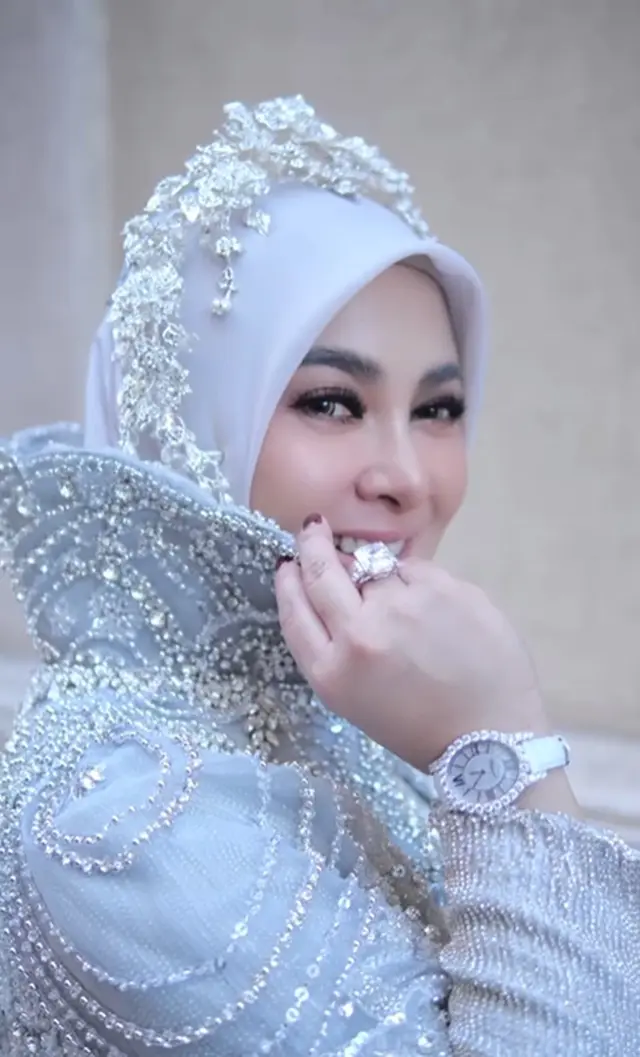 6 Potret detail gaun putih yang dipakai Syahrini di Festival Film Cannes 2025, elegan bermotif phoenix