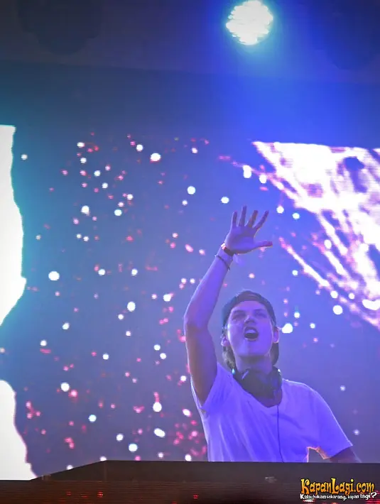 Selalu berhasil menyajikan alunan musik yang indah, Avicii juga sangat bahagia ketika para penggemarnya antusias dengan penampilannya di panggung. (Bambang E.Ros/Kapanlagi.com)