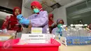 Petugas Badan Pengawasan Obat dan Makanan (BPOM) memeriksa kandungan makanan di sebuah pasar modern di Pasar Minggu, Jakarta, Kamis (9/7/2015). Sidak dilakukan guna menjaga kualitas makanan jelang Lebaran. (Liputan6.com/Yoppy Renato)