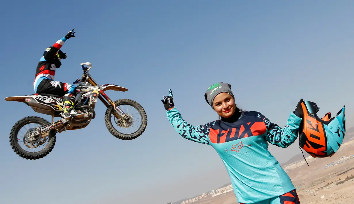 Behnaz Shafiei berpose saat latihan di Parand, Teheran (27/2). Shafiei menjadi simbol kebebasan perempuan di Iran yang merupakan salah satu negara yang melarang kaum hawa berkendara di jalan umum. (AFP PHOTO/Atta Kenare)