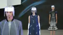Yosafat Dwi Kurniawan menampilkan mini dress yang dilengkapi headpeace berwarna perak, identik dengan gaya futuristik.  [Foto: Daniel Kampua]
