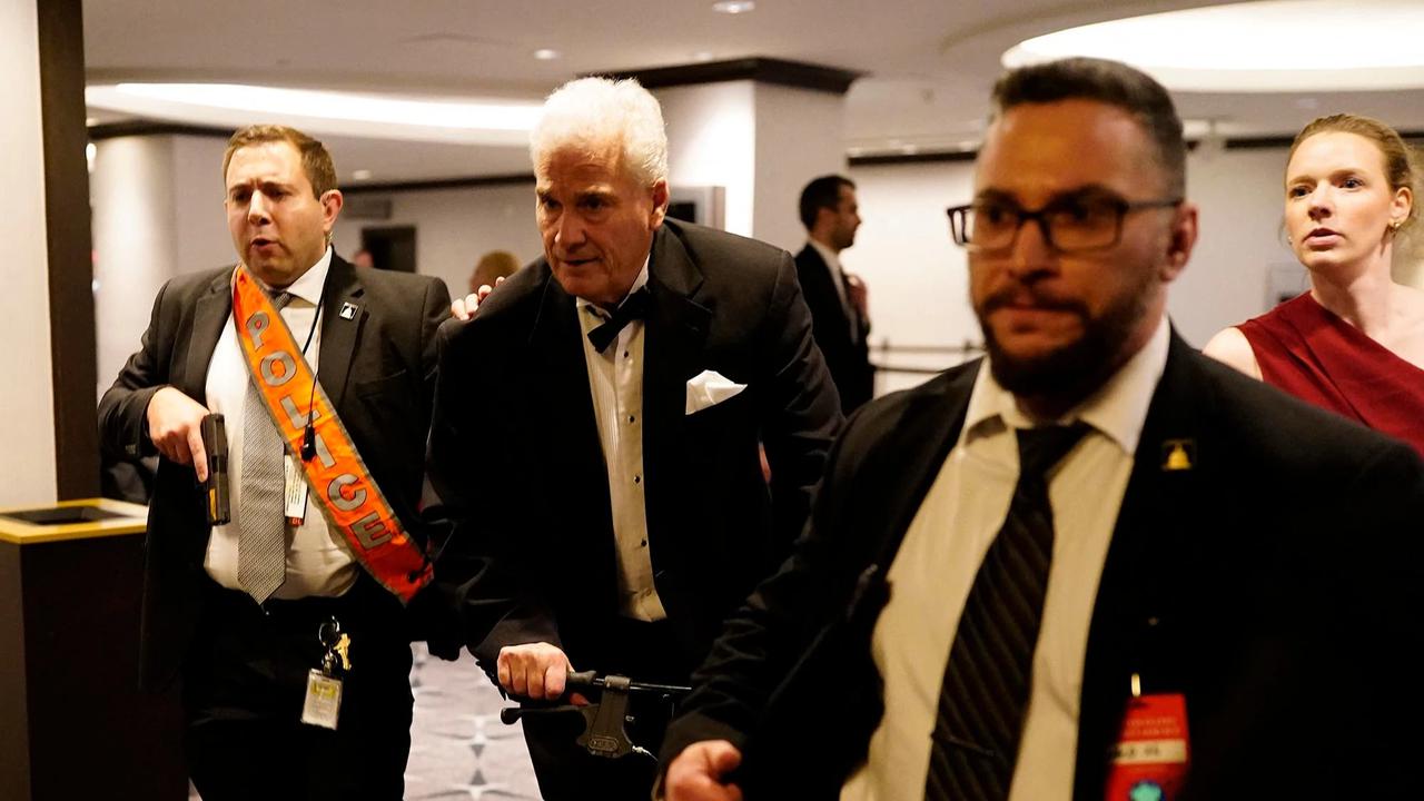 FOTO: Trump Dievakuasi Saat Tembakan Terdengar di Acara WHCA