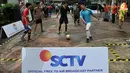Peserta Futsal Challenge Road to BPL melakukan pemanasan, sedang di latar terlihat kru Liputan6.com melakukan persiapan live streaming untuk acara pertandingan futsal ini. (Liputan6.com/Abdul Aziz Prastowo)