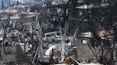 Rumah-rumah dan kendaraan yang terbakar terlihat setelah kebakaran hutan di Quilpue, Vina del Mar, Chili, pada tanggal 4 Februari 2024. (RODRIGO ARANGUA/AFP)
