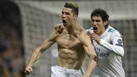 Bintang Real Madrid, Cristiano Ronaldo (kiri), bersama Jesus Vallejo, pemain yang jarang mendapatkan kesempatan bermain di Real Madrid. (AFP/Oscar del Pozo)