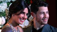 Pasangan Priyanka Chopra dan Jonas berpose untuk resepsi kedua pernikahan mereka di Mumbai, Rabu (19/12). Resepsi ketiga Priyanka Chopra dan Nick Jonas akan diadakan Kamis (20/12) malam dengan mengundang rekan selebritis Bollywood. (AP/Rajanish Kakade)