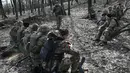 <p>Dalam latihan tersebut prajurit Ukraina belajar menembak hingga mengoperasikan granat berpeluncur roket atau rocket-propelled grenade (RPG). (Genya SAVILOV/AFP)</p>