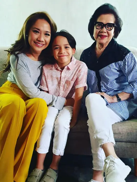 Tak hanya dekat dengan sang putri, Ibunda BCL juga sangat dekat dengan cucunya, Noah Sinclair. (Liputan6.com/IG/@emmymuchlis)