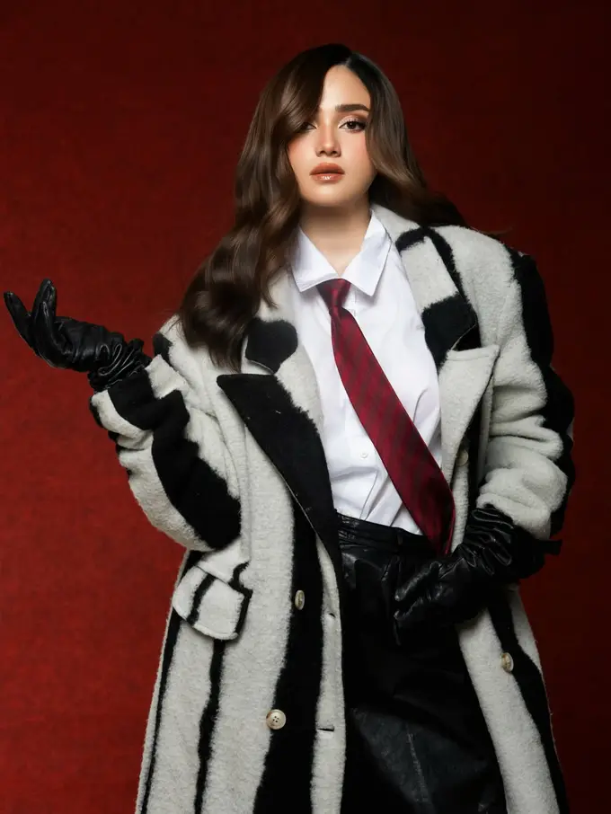 Bak Girlboss dari Gryffindor, Gaya Syifa Hadju dengan Long Coat Berdasi Ini Tuai Pujian “Unreal”