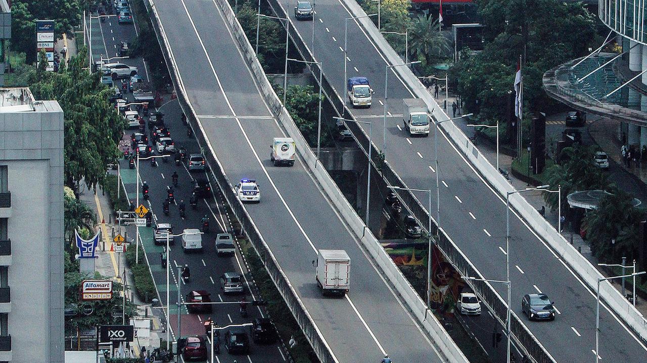 Macet Panjang Akibat Truk Galon Terguling Terurai, Lalin JLNT Setiabudi Kembali Normal