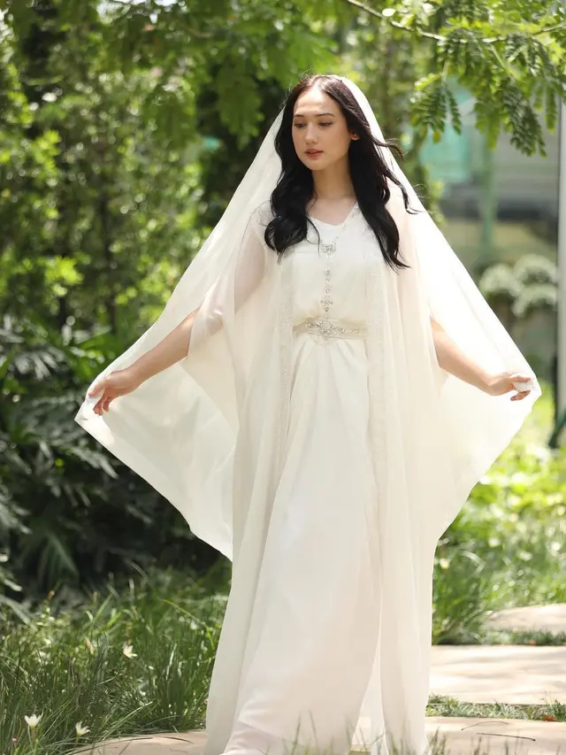6 Inspirasi Busana Serba Putih yang Anti Membosakan untuk Sholat Ied, dari Laura Moanne, Aaliyah Massaid, hingga Ayu Ting-Ting
