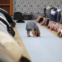 Anak saleh, baru usia sekitar 3 tahun tapi sudah mengingatkan ayahnya untuk mendirikan salat. Keren!