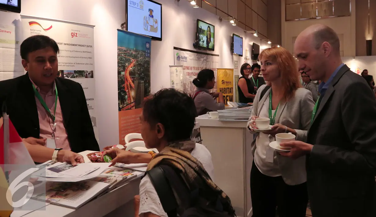 Pengunjung melihat salah satu stand saat pertemuan Asia Pasifik Urban Forum (APUF) ke-6 di Jakarta, Senin (19/10/2015). APUF-6 bertema 'Pembangunan Kota yang Berkelanjutan di Kawasan Asia-Pasifik: Menuju Agenda Baru Perkotaan'. (Liputan6.com/Angga Yuniar)