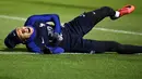 Striker Prancis, Kylian Mbappe, tampak bahagia usai berhasil mencetak gol saat sesi latihan jelang laga persahabatan di Paris, Selasa (7/11/2017). Prancis akan berhadapan dengan Jerman dan Wales. (AFP/Franck Fife)