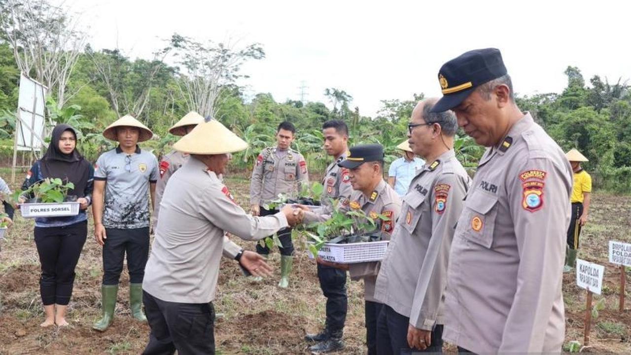 Polda Papua Barat Daya Perkuat Ketahanan Pangan Lokal dengan Penanaman Uwi Ungu