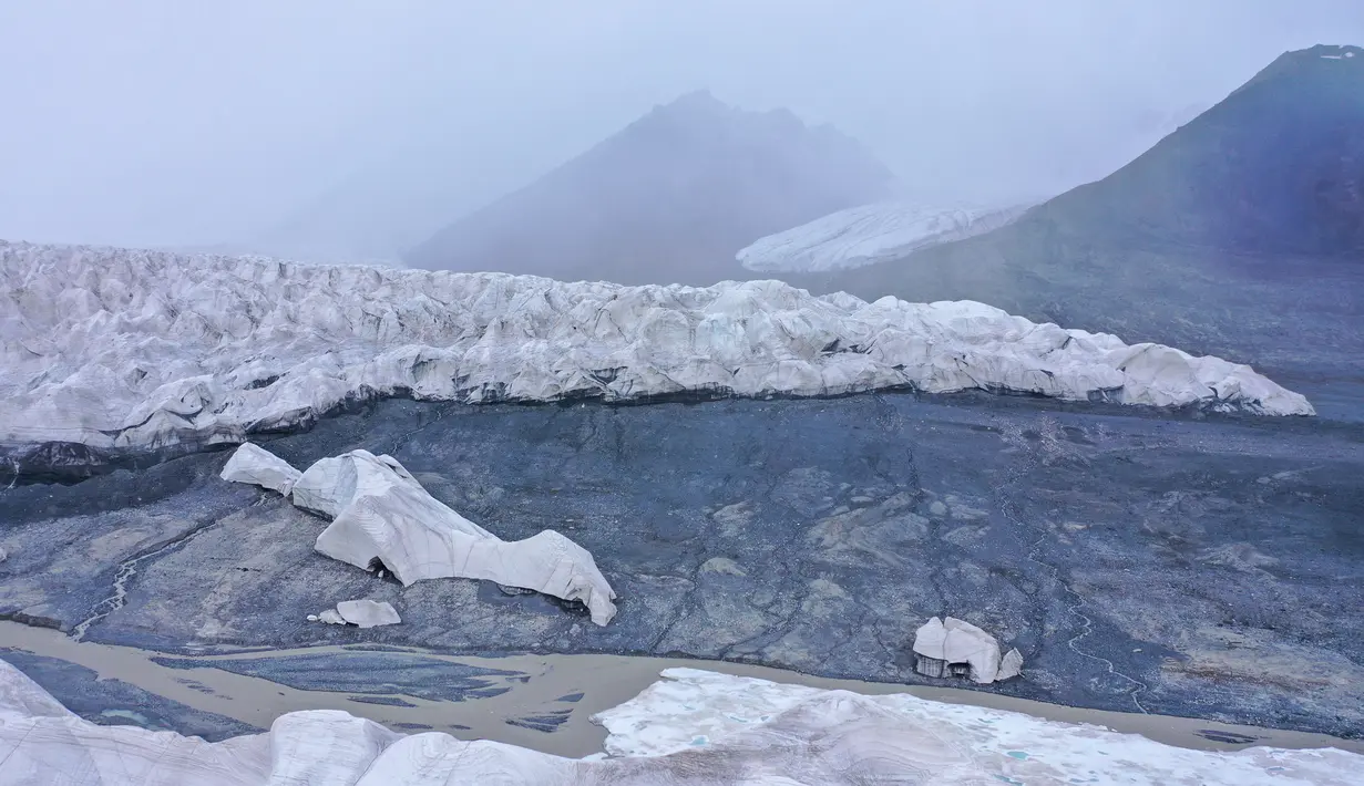 Foto dari udara yang diabadikan pada 15 Agustus 2020 ini menunjukkan gletser yang terletak di area hulu Sungai Yangtze, Prefektur Otonom Etnis Tibet Yushu, Provinsi Qinghai, China barat laut. (Xinhua/Wu Gang)