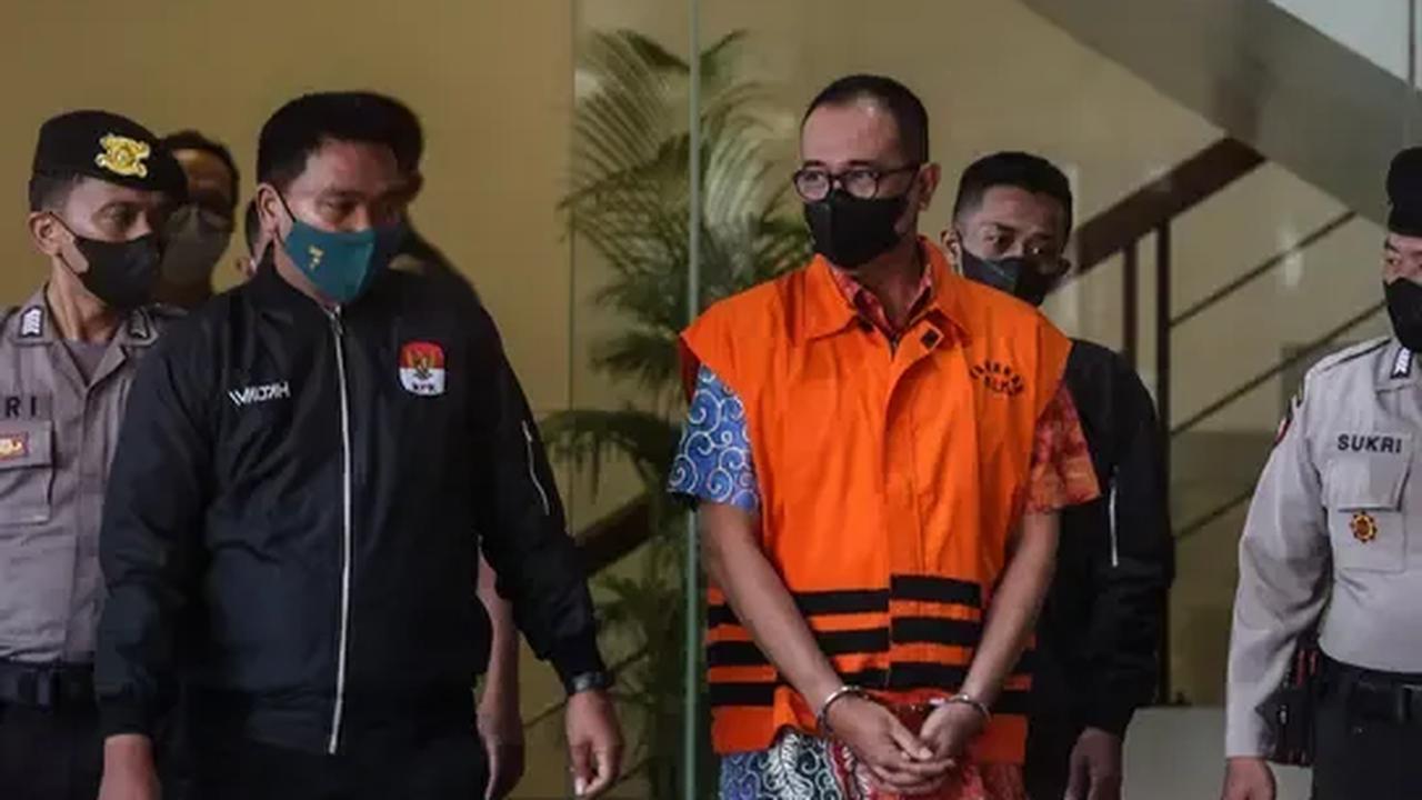 Tim jaksa penuntut umum pada Komisi Pemberantasan Korupsi (KPK) merampungkan berkas dakwaan mantan pejabat Direktorat Jenderal Pajak Kementerian Keuangan (DJP Kemenkeu) Rafael Alun Trisambodo.&nbsp;