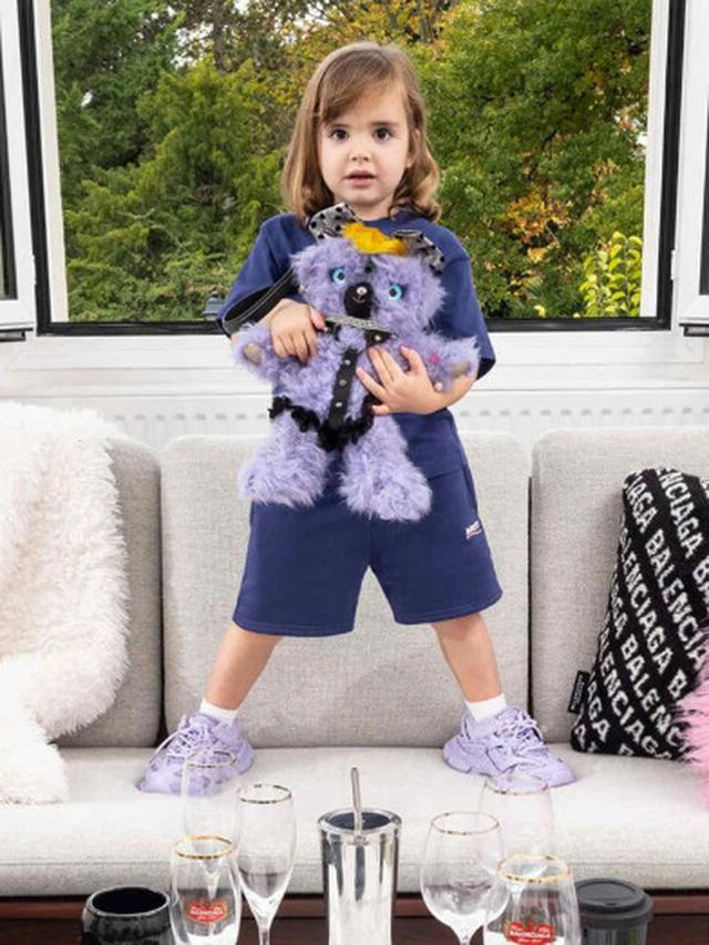 Kontroversi Terbaru Balenciaga, Unggah Foto Tas Beruang Bersama Anak-Anak Dianggap Eksploitasi