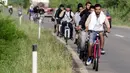 Sejumlah imigran dari Suriah menaiki sepeda di dekat perbatasan Yunani di Makedonia, Rabu (17/6/2015). Mereka mencari perlindungan dengan menempuh ribuan kilometer. (REUTERS/Ognen Teofilovski)