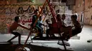 Anak-anak menaiki ayunan pada malam hari saat merayakan bulan suci Ramadhan di sepanjang gang di Kota Gaza, Palestina, Selasa (20/4/2021). Umat muslim dunia melangsungkan puasa selama satu bulan penuh pada bulan suci Ramadhan. (AP Photo/Adel Hana)