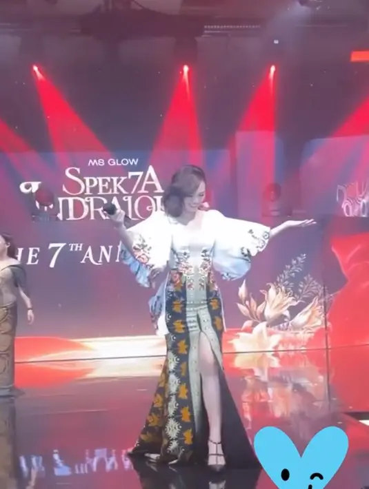 Happy Asmara juga hadir mengisi acara mengenakan high slit dress batik modern. [@wanda_haraa]