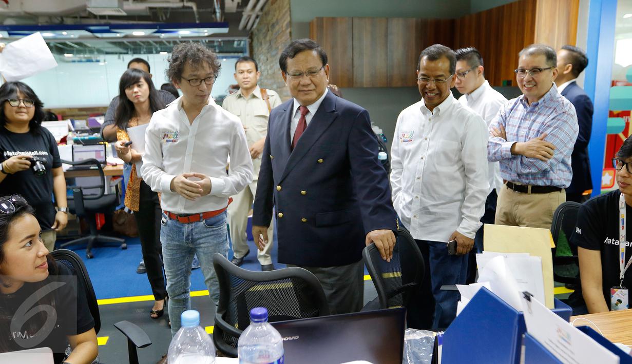 Prabowo Subianto (tengah) melihat aktivitas para pekerja saat berkunjung ke MatahariMall.com, Jakarta, Rabu (27/1/2016). MatahariMall.com melakukan kerjasama dengan Nusantara Polo Club untuk mendukung olahraga Polo (Liputan6.com/Fery Pradolo)