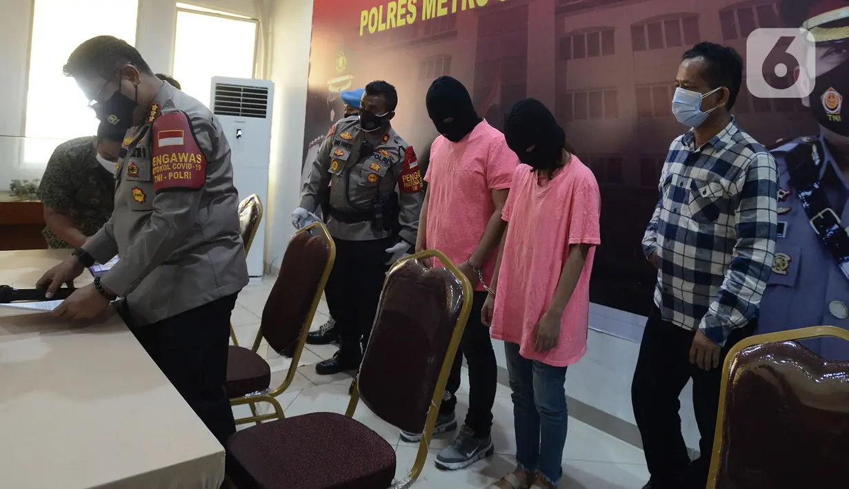 Polisi merilis kasus muncikari dari prostitusi online artis di Polres Metro Jakarta Utara, Jumat (27/11/2020). Polres Metro Jakut menetapkan dua muncikari berinisial AR dan CA sebagai tersangka kasus prostitusi online yang melibatkan dua artis yakni ST dan SH alias MY. (merdeka.com/Imam Buhori)