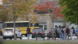 Para siswa masuk sekolah di Vancouver, British Columbia, Kanada, 21 September 2020. Paparan COVID-19 telah dilaporkan di sedikitnya 20 sekolah di British Columbia sejak para siswa kembali belajar di sekolah dua pekan lalu. (Xinhua/Liang Sen)