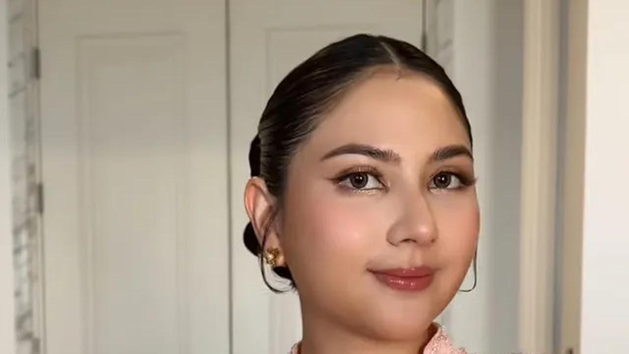 Pesona Jessica Mila Tampil Serba Pink Padukan Kebaya Pink dengan Songket Batak saat Pembaptisan Putrinya