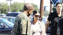 Suami tercinta, Kanye West terlihat menemani sang istri di siang hari yang cerah itu. Mereka menanti kelahiran bayi di dalam perut Kim pada Desember mendatang. (via dailymail.co.uk)