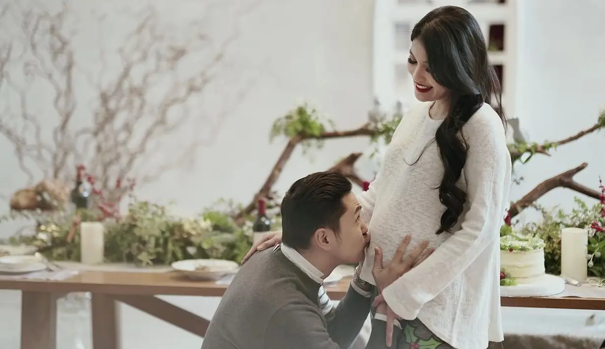 "Sampe di rs ternyata sudah bukaan ke 3.. akhirnya saya pun merasakan kontraksi seorang ibu yg melahirkan secara normal sampe bukaan 10.. rasa sakitnya? 🤦🏻‍♀️ semua org saya pikir tau sakitnya melahirkan seperti apa.." lanjutnya. (Instagram/sandradewi88)