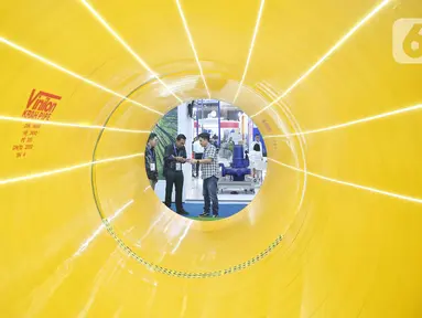 Pengunjung melihat produk instalasi Pengelolahan air dalam ajang Indo Water 2024 Expo & Forum ke-18, Indo Waste and Recycling 2024 Expo & Forum ke-14, dan Indo Renergy dan Electric 2024 Expo & Forum ke-14 di JIExpo Kemayoran, Jakarta, Rabu (18/9/2024). (Liputan6.com/Angga Yuniar)