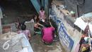 Warga mencuci piring di pinggir rel kereta di kawasan Kampung Bandan, Jakarta, Selasa (28/7/2015). Sulitnya mendapatkan air bersih membuat warga terpaksa menggunakan air sumur untuk memenuhi kebutuhan hidupnya. (Liputan6.com/Faizal Fanani)