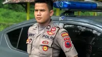 Bripda Denny Zubaidi Kurniawan, sudah ganteng jago ngaji pula. (foto: Liputan6.com/solopos)