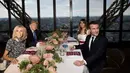 Presiden AS Donald Trump dan Melania Trump bersama Presiden Prancis Emmanuel Macron dan Brigitte Macron dalam jamuan makan malam di Menara Eifel, Paris, Kamis (13/7). Di sana, mereka menikmati pemandangan Paris yang indah dan romantis. (AP/Carolyn Kaster)