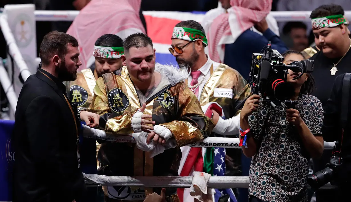 Ekspresi petinju Andy Ruiz Jr setelah kalah dari Anthony Joshua dalam kejuaraan tinju kelas berat dunia di Diriyah Arena, Riyadh, Arab Saudi, Minggu (8/12/2019). Anthony Joshua menang angka mutlak atas Andy Ruiz Jr. (AP Photo/Hassan Ammar)