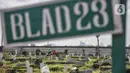 Warga berziarah ke makam kerabat di TPU Rorotan, Jakarta, Rabu (2/3/2022). Lurah Rorotan Idham Mugabe mengungkapkan sejak digunakan pada Maret 2021, saat ini luas lahan TPU Rorotan mencapai 25 hektare dan telah terisi sebanyak 6.388 petak makam. (merdeka.com/Iqbal S Nugroho)