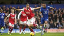 Striker Chelsea, Pierre-Emerick Aubameyang (kanan), dan bek Arsenal, William Saliba saling berebut bola dalam pertandingan  Liga Inggris antara Chelsea dan Arsenal di Stamford Bridge, London, Minggu (6/11/2022). (AP Photo/Kirsty Wigglesworth)