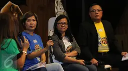 Marketing Director Sorak Gemilang Entertainment, Mervi Sumali (kiri) dan Vice Presiden Strategic Marketing dan Communication Bank Mandiri, Ari Wita (tengah) dalam konferensi pers Madagascar Live di Jakarta, Kamis (14/4).  (Liputan6.com/Herman Zakharia)