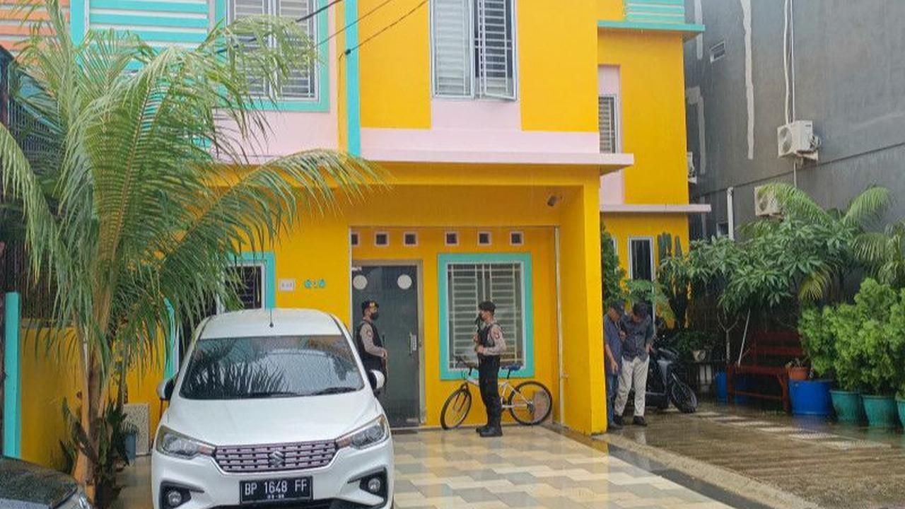 Penggeledahan itu dikawal sejumlah petugas kepolisian. Kantor yang digeledah berada di Perumahan Jodoh Permai, Kota Batam, Kepulauan Riau, Selasa.