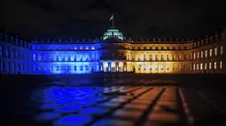 The New Castle diterangi dengan warna Ukraina di Stuttgart, Jerman, Kamis, 24 Februari 2022. Presiden Rusia, Vladimir Putin pada Kamis (24/2) mengumumkan operasi militer di Ukraina, mengklaim ditujukan untuk melindungi warga sipil. (Christoph Schmidt/dpa via AP)