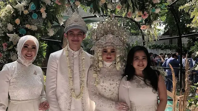 Gaya Seleb di Pernikahan Dinda Hauw dan Rey Mbayang